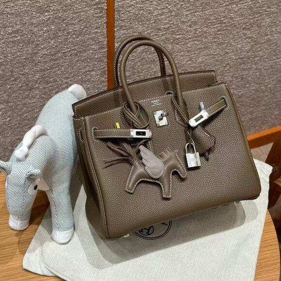 Classic Hermes Bag: A Stylish and Versatile Choice for Elegance - Picture 2 of 6